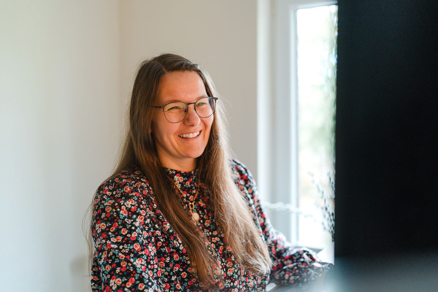 Mitarbeiterin sitzt am Computer