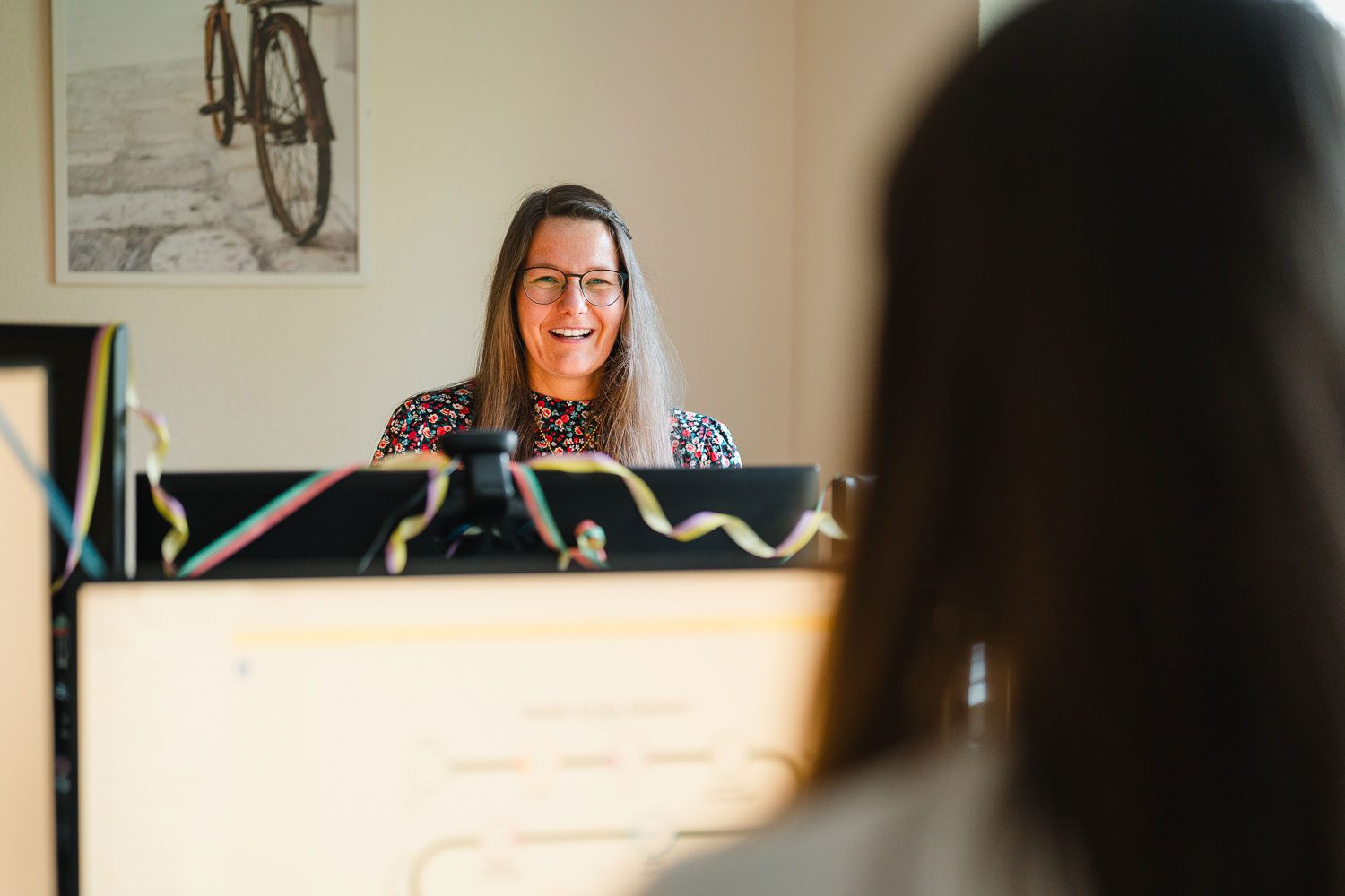 Mitarbeiterin sitzt am Computer